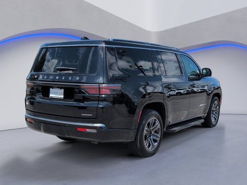 Used 2024 Jeep Wagoneer L Series II w/ Flexible Seating Group AWD/4WD image 9