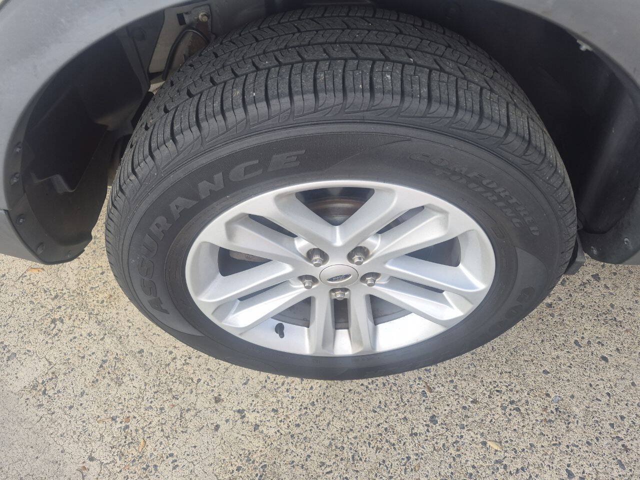 Used 2015 Ford Explorer XLT w/ Equipment Group 202B AWD/4WD image 8