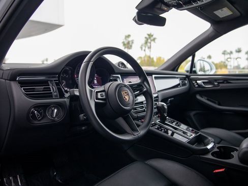 Certified 2025 Porsche Macan image 4