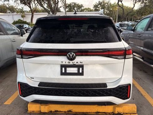 Used 2025 Volkswagen Tiguan SE R-Line FWD image 9