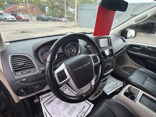 Used 2015 Chrysler Town & Country Touring FWD image 29