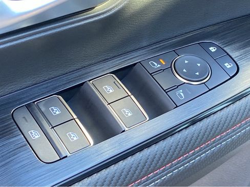 New 2026 Nissan Kicks SR w/ SR Premium Package FWD image 19