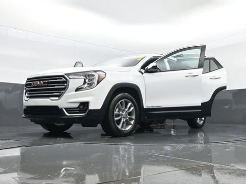 Used 2024 GMC Terrain SLT image 34