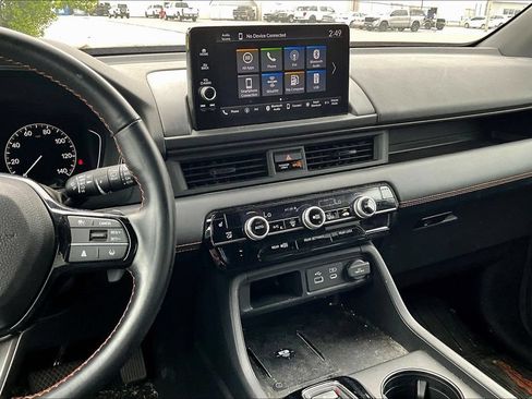 Used 2025 Honda Pilot TrailSport image 4