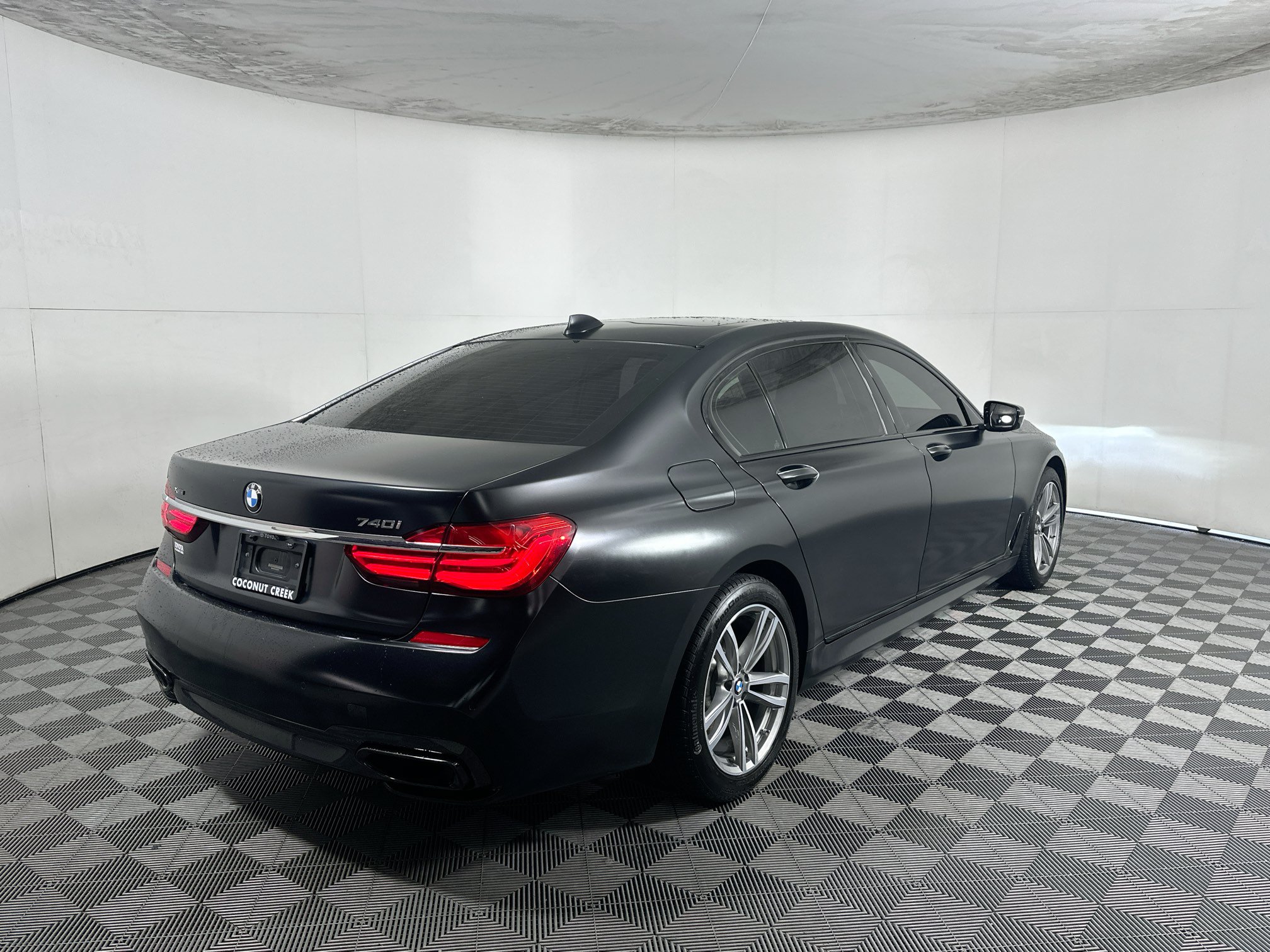 Used 2018 BMW 740i xDrive AWD/4WD image 3
