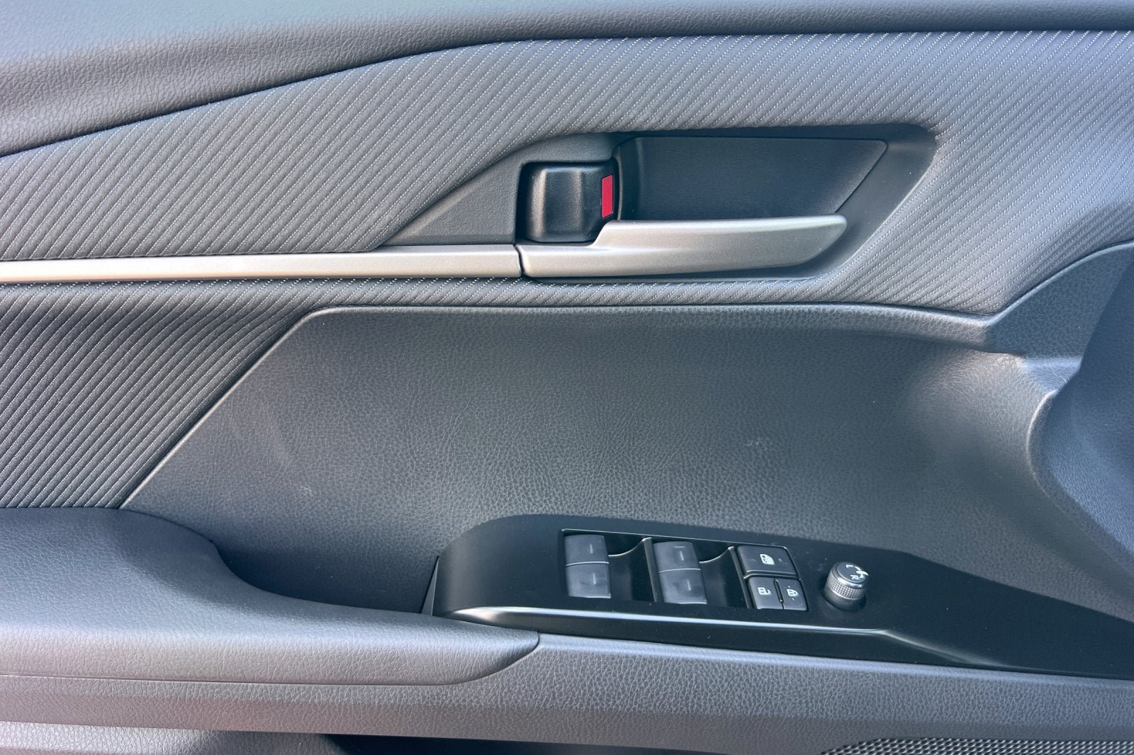 New 2026 Toyota Camry Hybrid FWD image 12