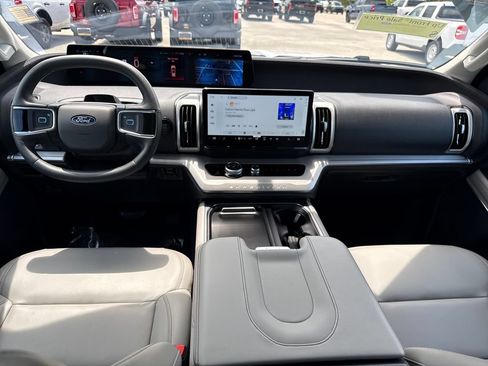 Used 2025 Ford Expedition Active RWD image 7