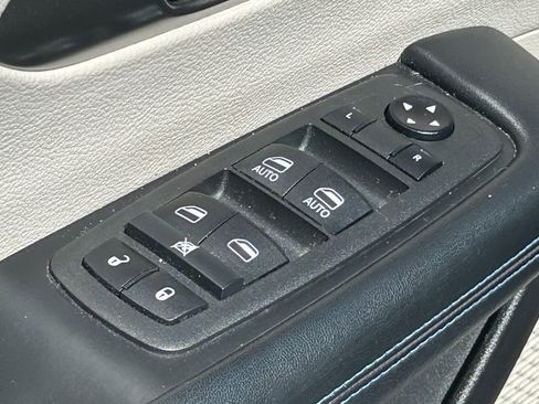Used 2021 Chrysler Pacifica Touring FWD image 29