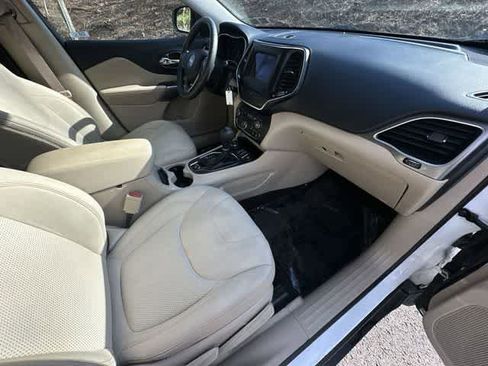 Used 2019 Jeep Cherokee Latitude w/ Popular Appearance Group AWD/4WD image 18