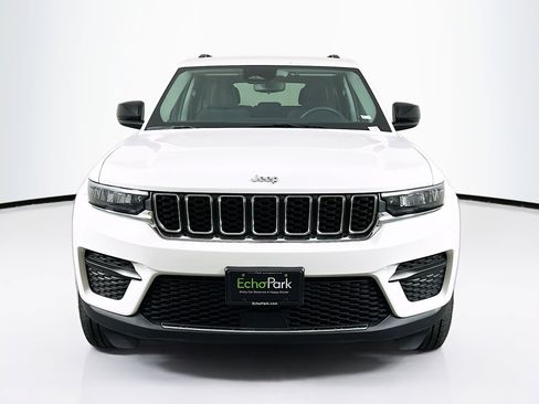 Used 2023 Jeep Grand Cherokee Laredo w/ Luxury Tech Group I AWD/4WD image 2