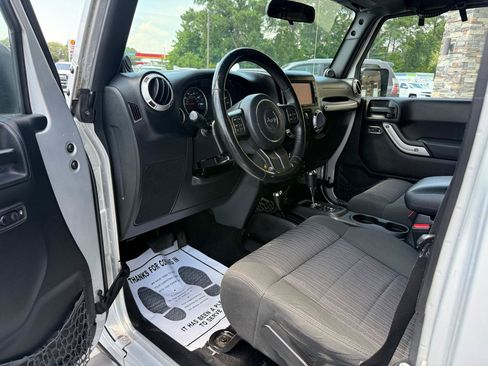 Used 2012 Jeep Wrangler Unlimited Sahara w/ Connectivity Group AWD/4WD image 9