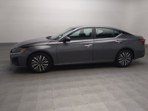 Used 2025 Nissan Altima 2.5 SV FWD image 2