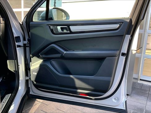 Used 2022 Porsche Cayenne Platinum Edition image 24