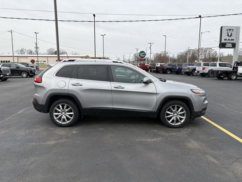Used 2017 Jeep Cherokee Limited image 23