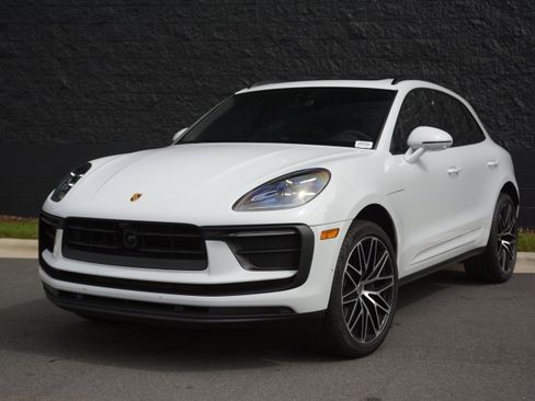 Certified 2026 Porsche Macan AWD/4WD image 42