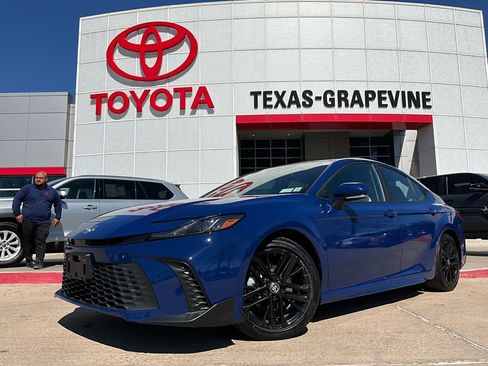 Used 2025 Toyota Camry SE image 2