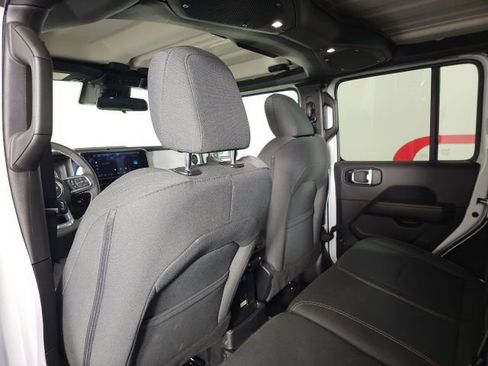 Used 2025 Jeep Wrangler Unlimited Sahara image 25