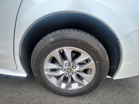 Used 2023 Toyota Sienna XLE w/ XLE Plus Package AWD/4WD image 5