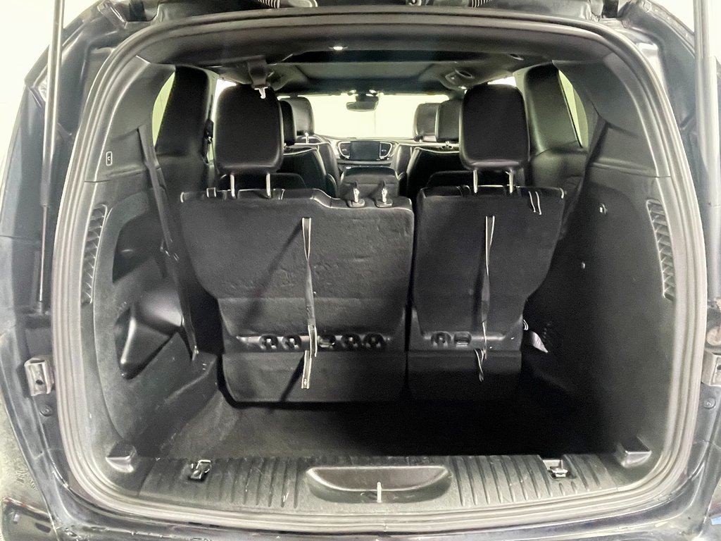 Used 2024 Chrysler Pacifica Limited w/ S Appearance Package FWD image 7