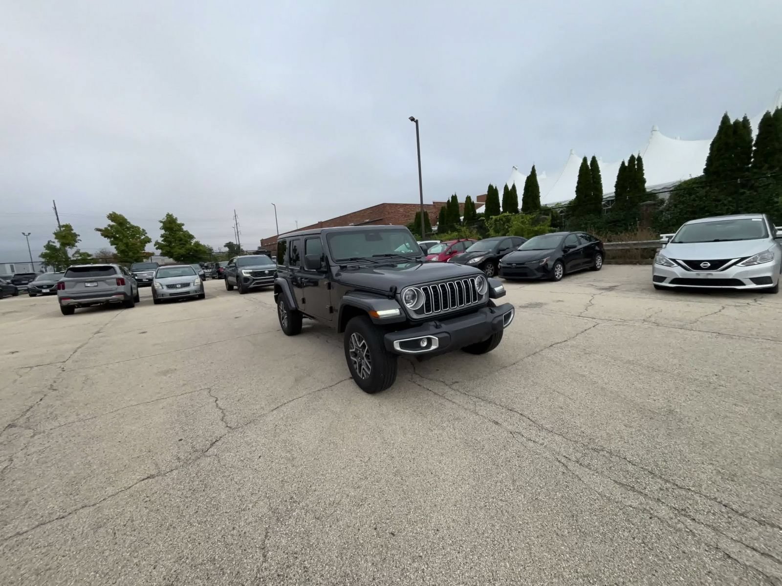 Used 2025 Jeep Wrangler Unlimited Sahara AWD/4WD image 3