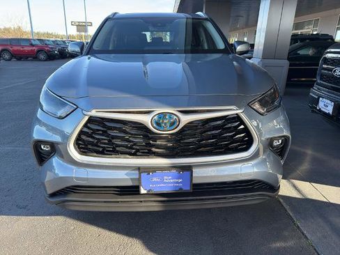 Used 2022 Toyota Highlander XLE image 2