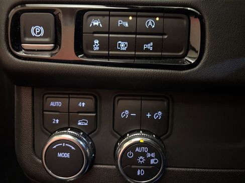 Used 2025 GMC Yukon Denali image 12