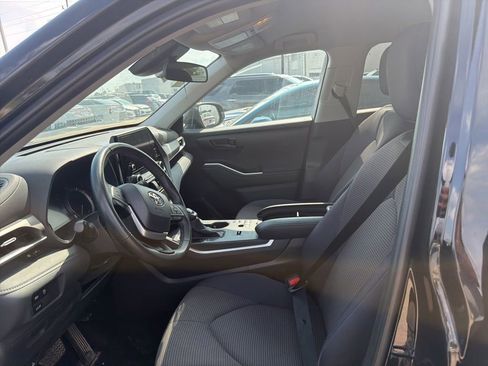 Used 2025 Toyota Highlander LE FWD image 2