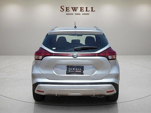 Used 2019 Nissan Kicks SR w/ SR Premium Package FWD image 4