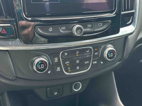 Used 2022 Chevrolet Traverse LT FWD image 33