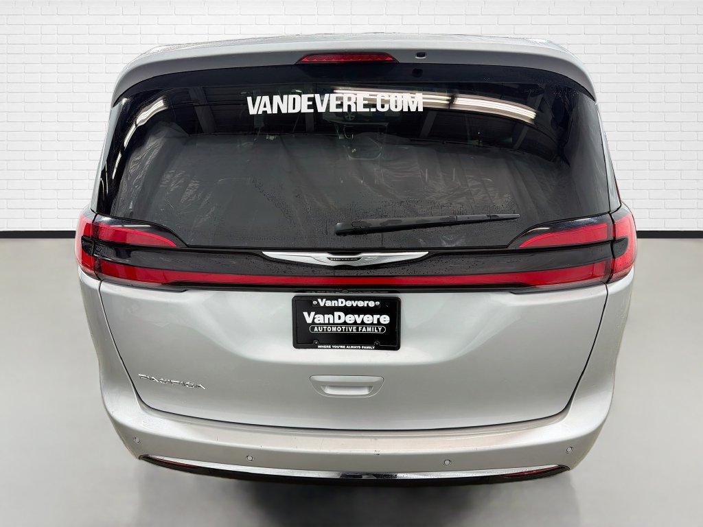 Used 2024 Chrysler Pacifica Touring-L FWD image 8
