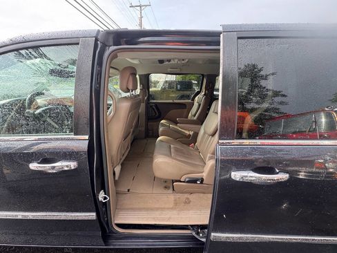 Used 2014 Chrysler Town & Country Touring-L w/ Driver Convenience Group image 16