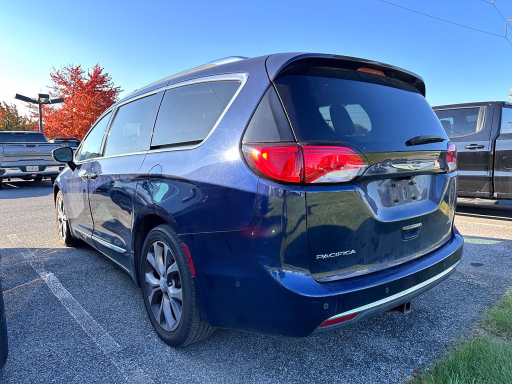 Used 2019 Chrysler Pacifica Limited w/ Tire & Wheel Group FWD image 3