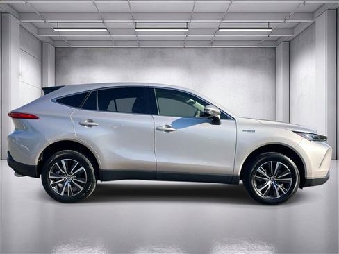 Used 2021 Toyota Venza LE image 2