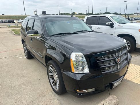 Used 2013 Cadillac Escalade Premium RWD image 3