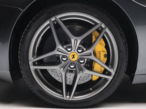 Used 2016 Ferrari California T image 5
