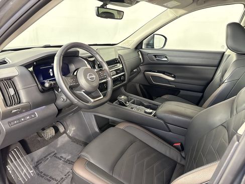 Certified 2025 Nissan Pathfinder Platinum w/ Cargo Package AWD/4WD image 5