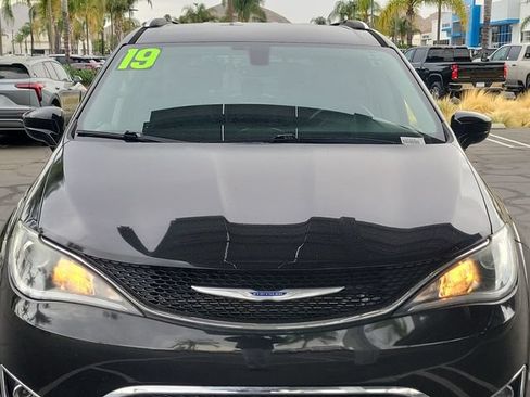 Used 2019 Chrysler Pacifica Touring-L FWD image 29