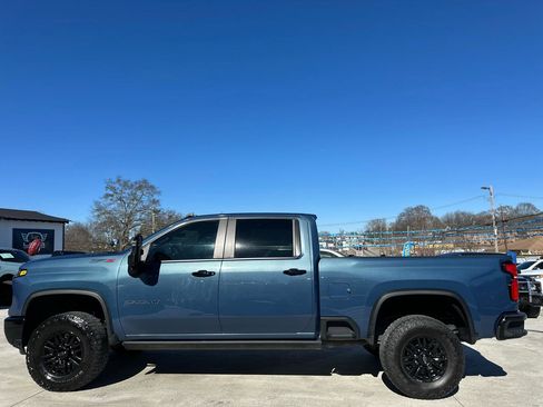 Used 2024 Chevrolet Silverado 2500 ZR2 w/ Technology Package AWD/4WD image 4