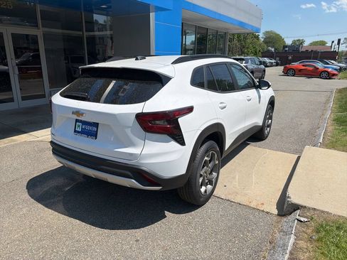 New 2026 Chevrolet Trax LT w/ LT Convenience Package FWD image 5
