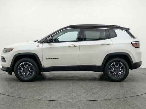 Used 2025 Jeep Compass Trailhawk AWD/4WD image 5