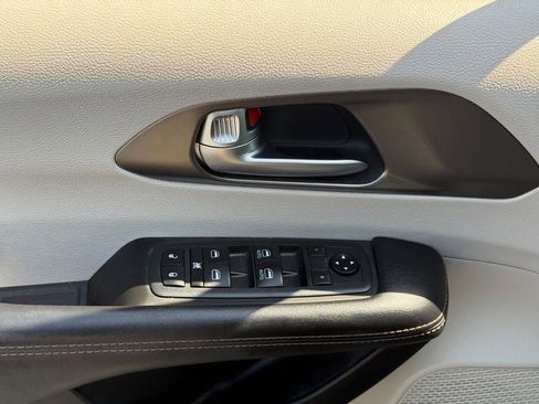 Used 2020 Chrysler Pacifica Touring FWD image 16
