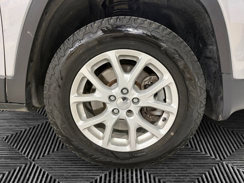 Used 2018 Jeep Cherokee Latitude w/ Cold Weather Group image 11