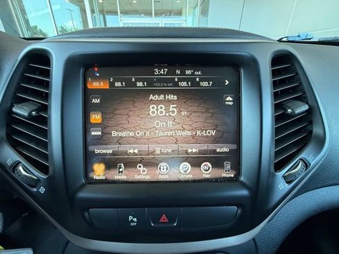 Used 2017 Jeep Cherokee Latitude w/ Safety/Convenience Group FWD image 33