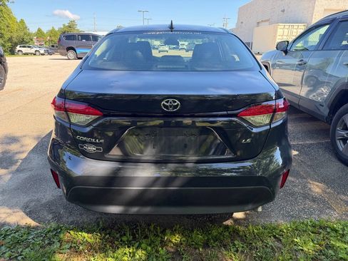 Used 2025 Toyota Corolla LE w/ LE Premium Package FWD image 4