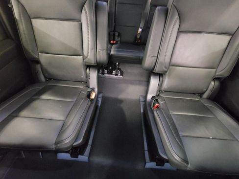 Used 2025 GMC Yukon XL Denali AWD/4WD image 23