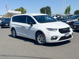 Used 2025 Chrysler Pacifica Select FWD video 2