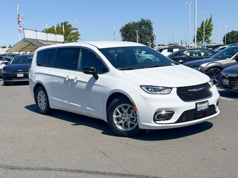 Used 2025 Chrysler Pacifica Select FWD image 2