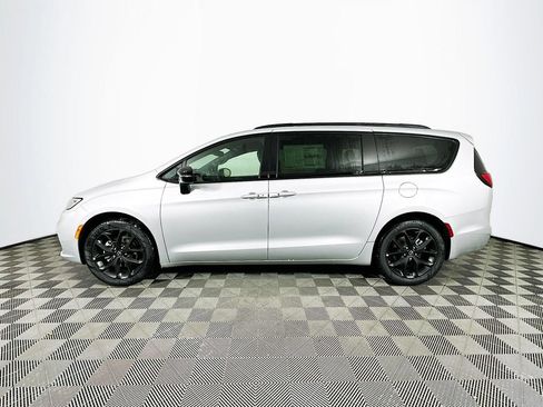 New 2026 Chrysler Pacifica Select w/ S Appearance Package FWD image 5