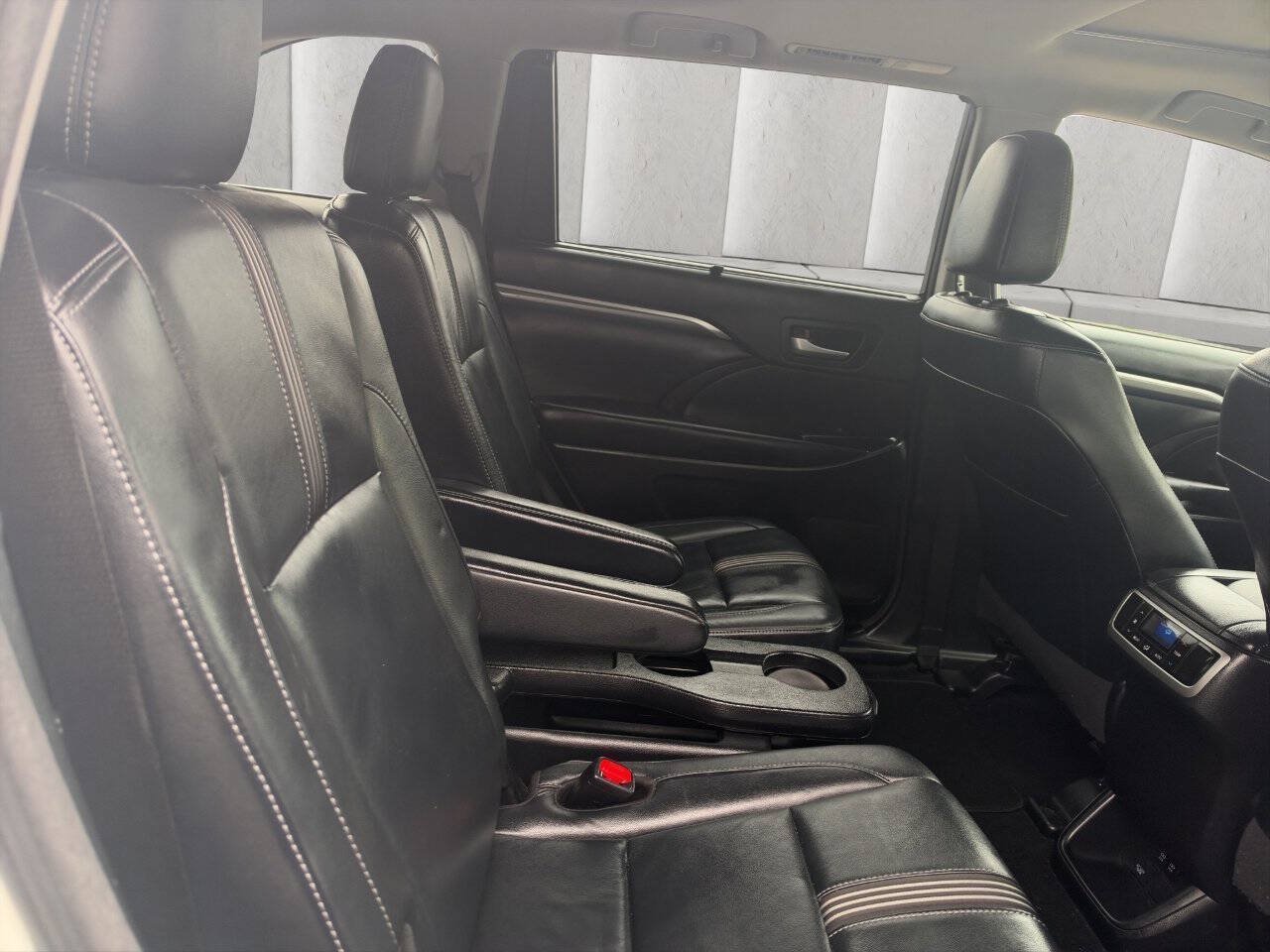 Used 2018 Toyota Highlander SE AWD/4WD image 9