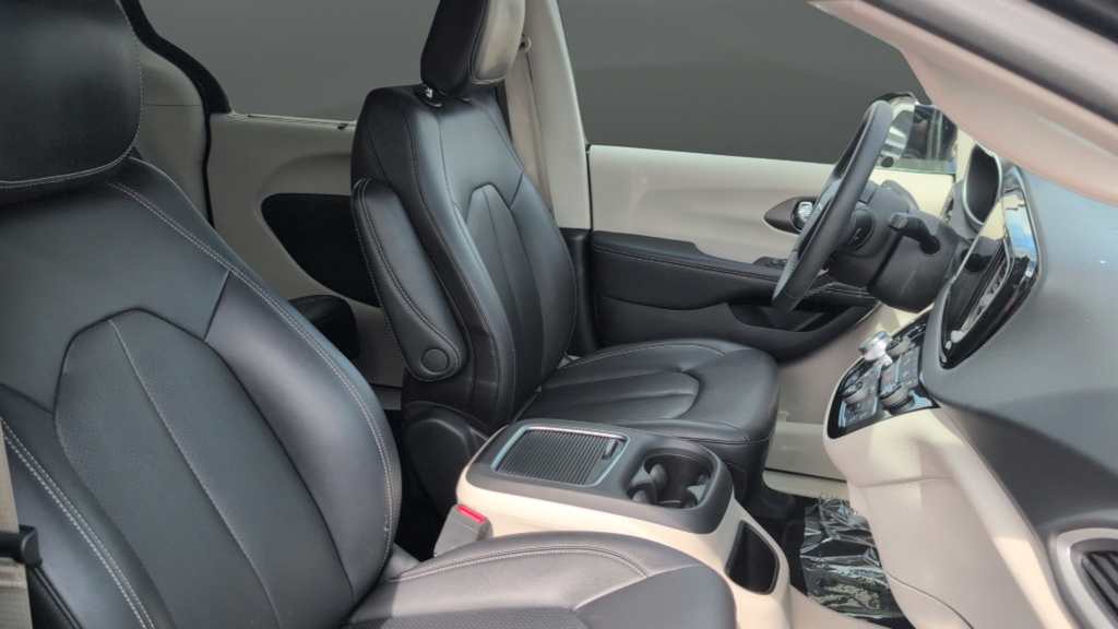 Used 2024 Chrysler Pacifica Touring-L FWD image 30